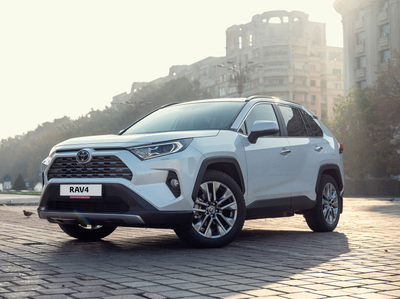 Продажи Toyota RAV4 российской сборки растут на падающем рынке