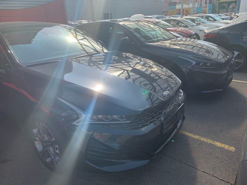 Новый седан KIA K5 уже замечен у российских дилеров