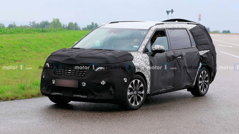 KIA Sedona 2021 на испытаниях