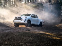 Обновлённый пикап Toyota Hilux: в России от 2.472.000 руб.