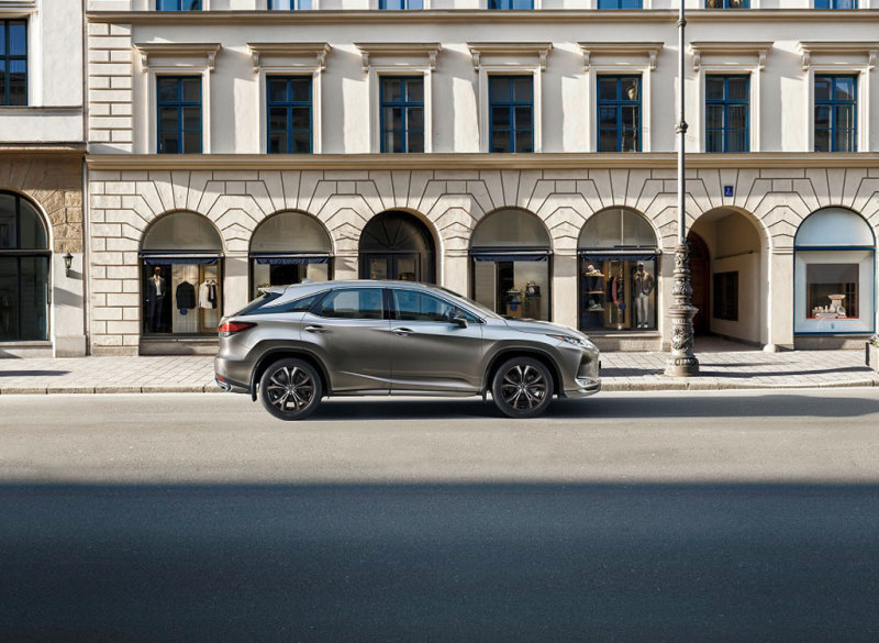 Lexus RX Black Vision появился у дилеров: от 4.265.000 руб.