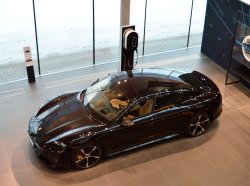 "Живые" электроседаны Porsche Taycan появились у российских дилеров