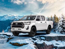 Пикап Toyota Hilux "Стандарт" с бензиновым мотором появился в продаже: от 2.609.000 руб.
