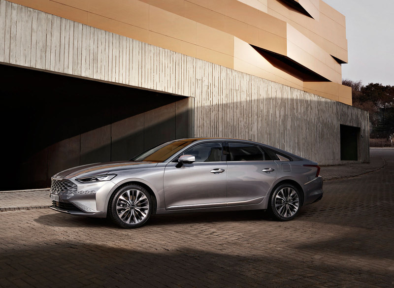 Для нового седана KIA K8 показали интерьер