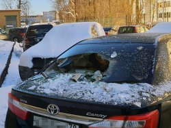 Стали известны регионы России, где этой зимой автомобили чаще всего страдали от падения льда