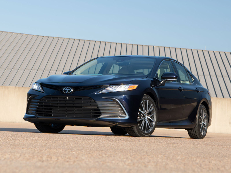 Обновлённый седан Toyota Camry 2021 выходит на российский рынок