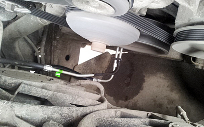 Течи трубок, идущих от "автомата" к радиатору охлаждения — одна из часто встречающихся проблем модели