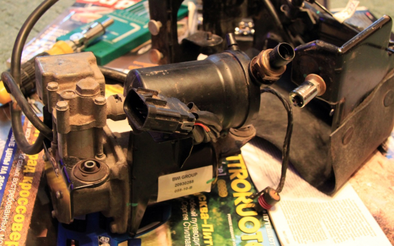 Из-за неудачного расположения воздухозаборника грязь и влага легко попадают в компрессор пневмобаллонов, становясь причинами его преждевременного выхода из строя