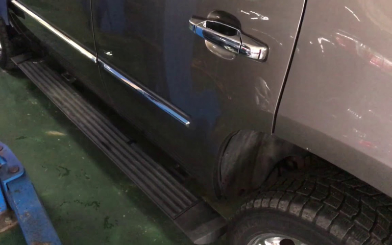 Выдвигающиеся пороги — опция приятная, но в наших условиях непрактичная и требующая регулярного ухода