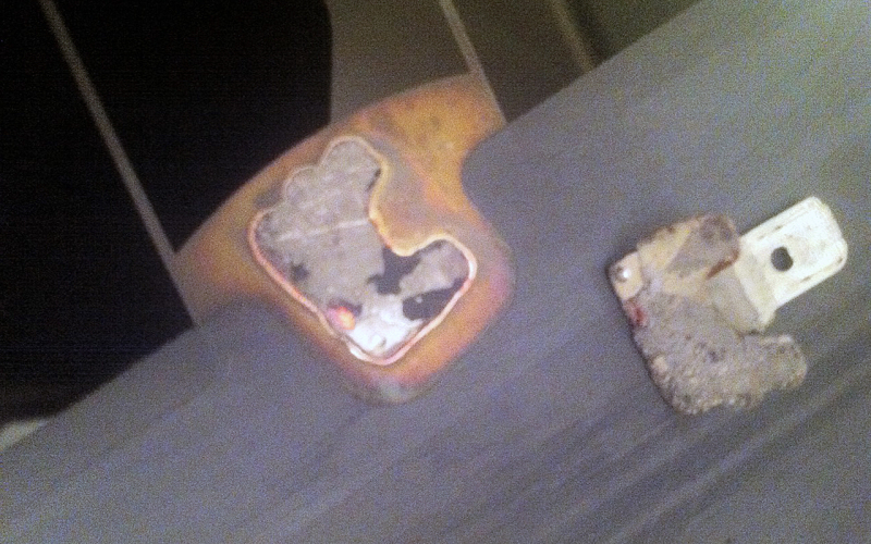 Клемму провода обогрева заднего стекла многим владельцам Tahoe приходилось либо паять, либо клеить на токопроводящий клей