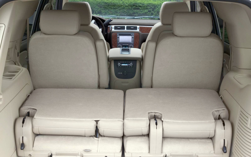 Третий ряд сидений, как правило не используется и демонтируется, освобождая значительный объём в багажном отделении