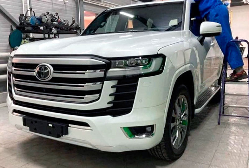 Toyota Land Cruiser 300 на первом качественном фото