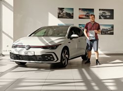 Первый экземпляр нового Volkswagen Golf передали российскому покупателю