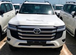 Toyota Land Cruiser 300 представят на этой неделе
