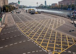 Российских водителей активно штрафуют за выезд на вафельную разметку