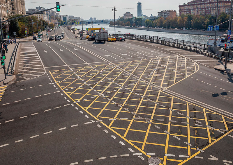 Российских водителей активно штрафуют за выезд на вафельную разметку