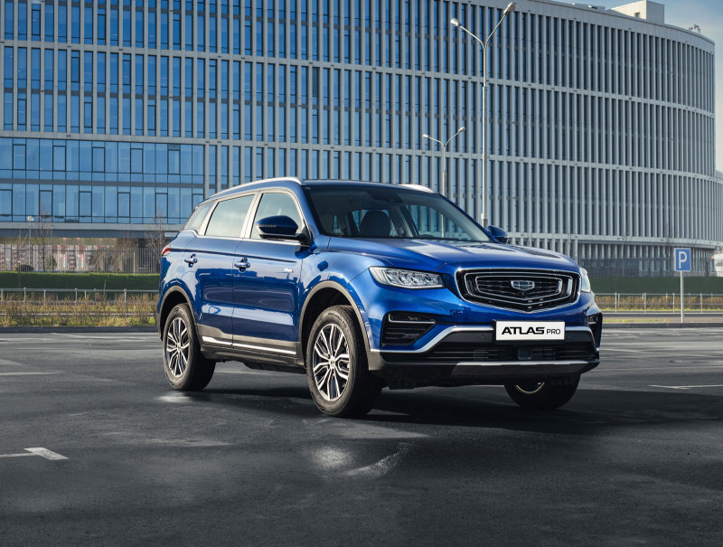 Для Geely Atlas Pro раскрыли российские комплектации
