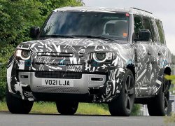 Удлинённый Land Rover Defender 130 проходит испытания