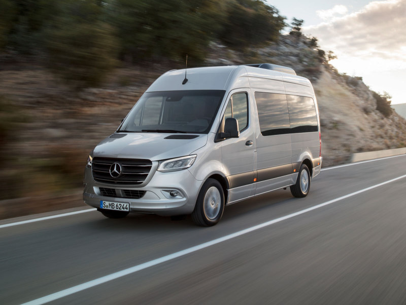 Mercedes-Benz Sprinter получил новые двигатели и систему сдвижной двери