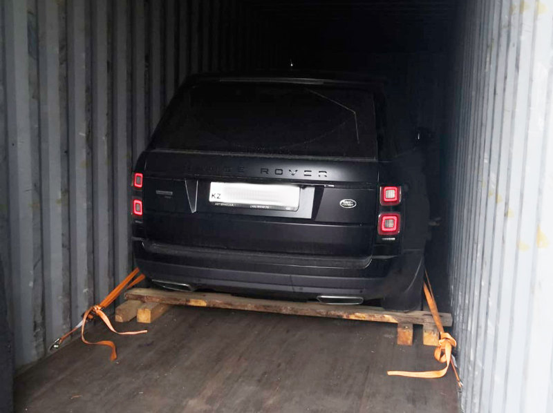 Дорогие угнанные автомобили вывозят из России в товарных поездах