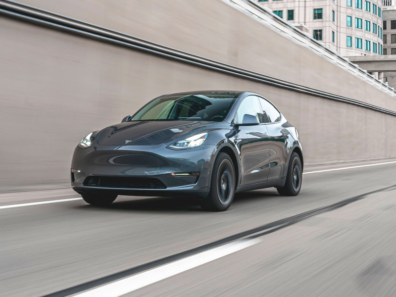 Автомобили Tesla в России начал продавать "Сбер"