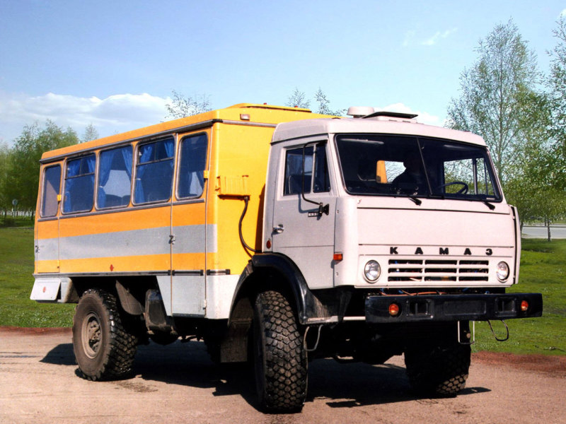 Старомодный вахтовый автобус на базе грузовика