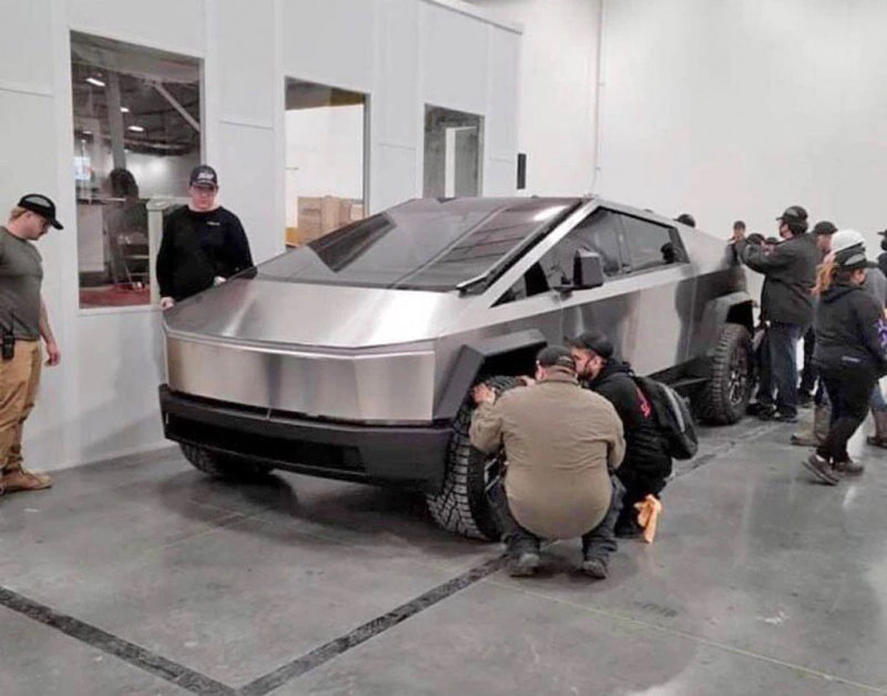 Производство Tesla Cybertruck отложено Илоном Маском