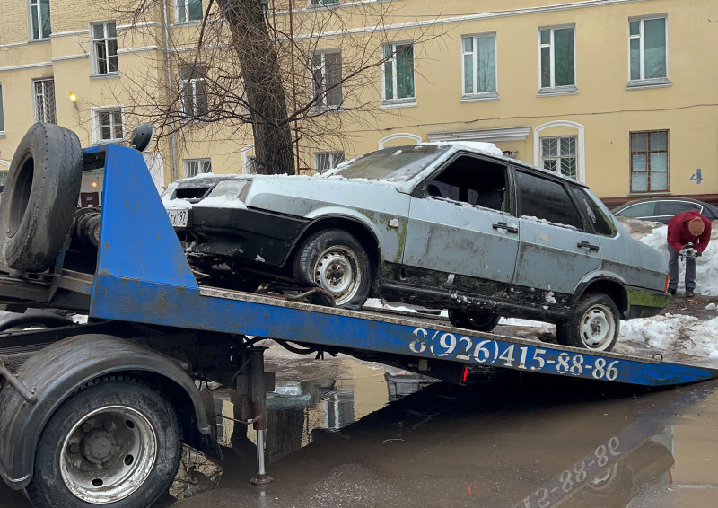 Брошенные автомобили в Москве начали вывозить бесплатно