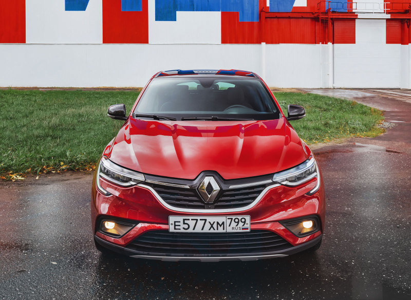 Автомобили Renault подорожали в России сразу на 35-42%