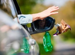 За выброшенный из авто мусор теперь грозят штрафы до 200 тыс.руб.