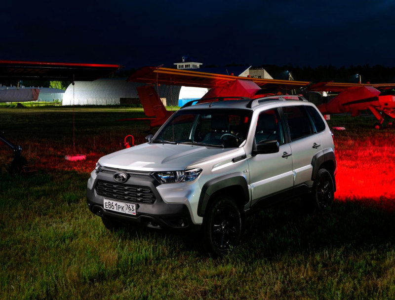 Упрощённая Lada Niva Travel получила "дорогие" цвета