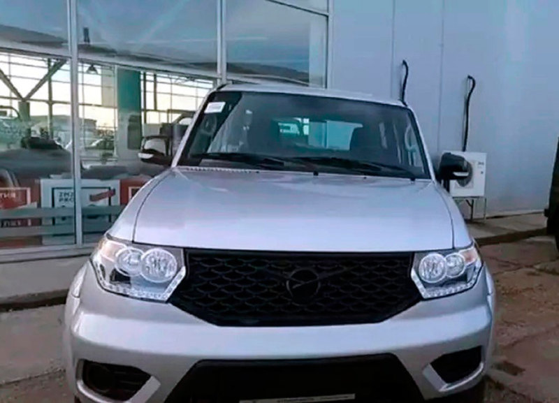 Удешевлённый УАЗ "Патриот" показали на фото