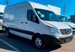 Китайский фургон JAC Sunray появился в России: от 3,5 млн. руб.