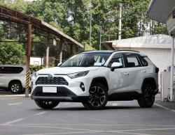 Toyota RAV4 2022 в новых комплектациях стали продавать в России