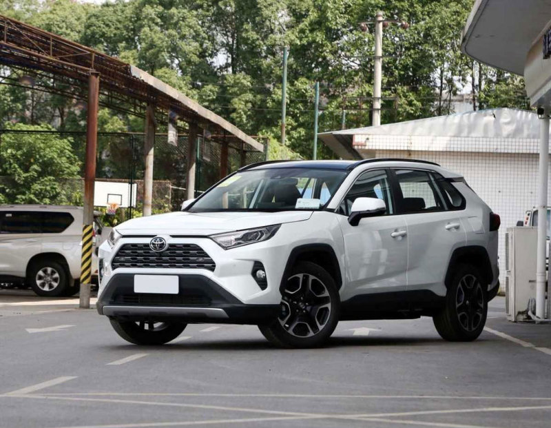 Toyota RAV4 2022 в новых комплектациях стали продавать в России