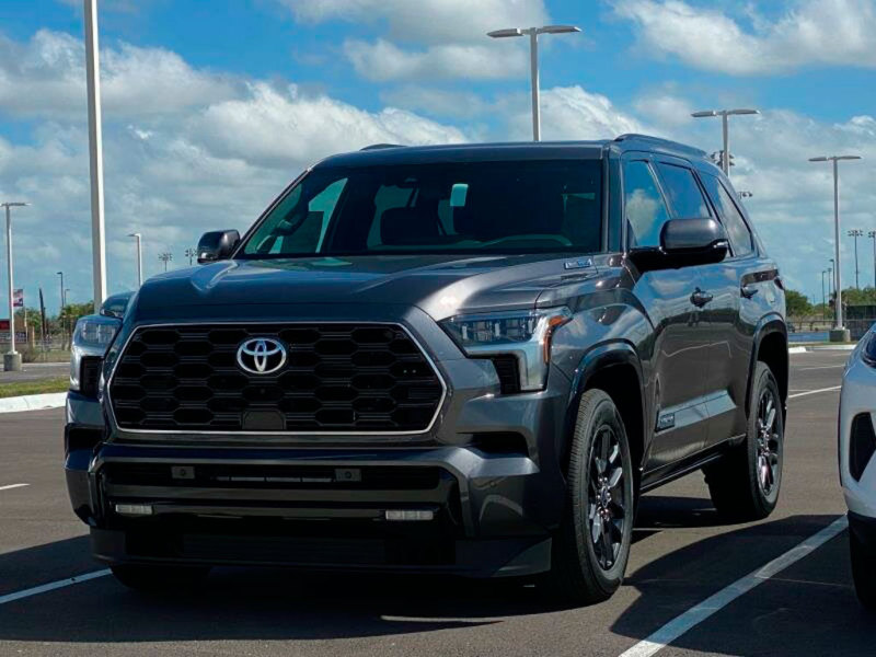 Большой внедорожник Toyota Sequoia замечен у российских дилеров