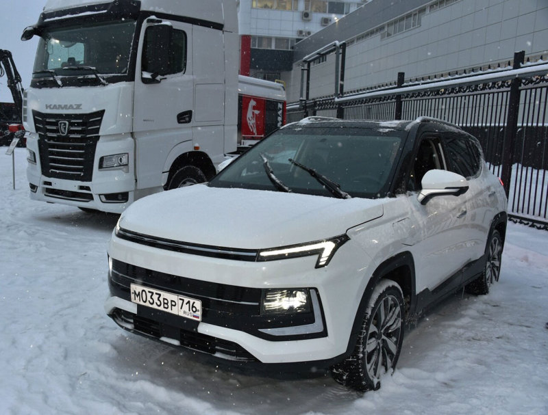 Электрический "Москвич 3е" показали Денису Мантурову