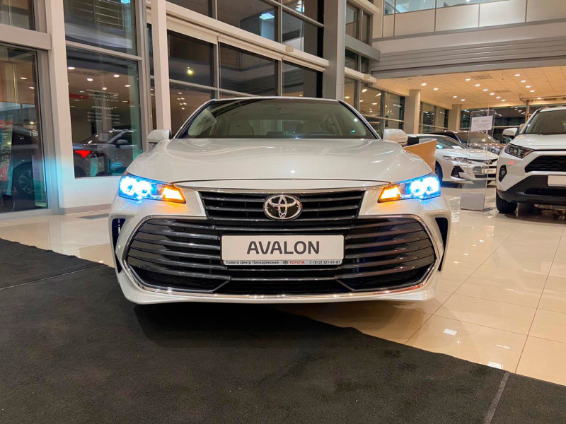 Седан Toyota Avalon представят в России