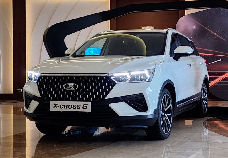 Новый кроссовер Lada X-Cross 5 показали дилерам