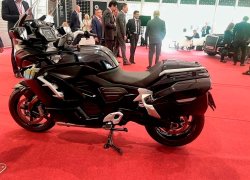 Электрический мотоцикл Aurus Merlon показали на ПМЭФ-2023