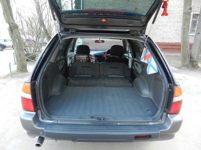 Очень просторный салон. Загрузить можно очень много всего. Использовали это достоинство при поездках в отпуск - нас двое и двое детей с полным набором вещей и аксесуаров. Проблем с загрузкой не было никогда. Хотя, снаружи на скажешь, что салон такой вместительный.