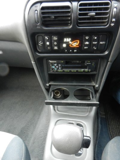 Панель управления - кнопочная. Очень удобно, не надо ничего крутить. Нажал и все. Кондиционер с 3-мя режимами, в том числе полный климат-контроль. Выставил температуру - и все, ничего больше не трогаешь.